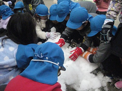 水をいっぱい含んだ雪でしたが、子ども達は大喜び。