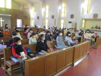 45人の卒園生が聖堂に集まりました。